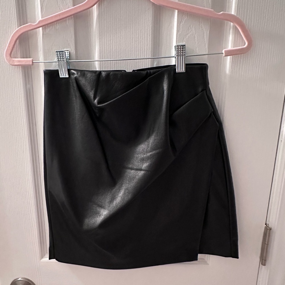 Aritzia Leather Skirt in black, size 00, new